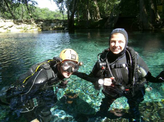 Com nosso guia Tony no rio de Ginnie Springs, na Flórida, nos Estados Unidos